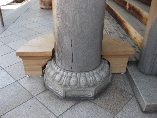 一心寺の丸いベンチ
