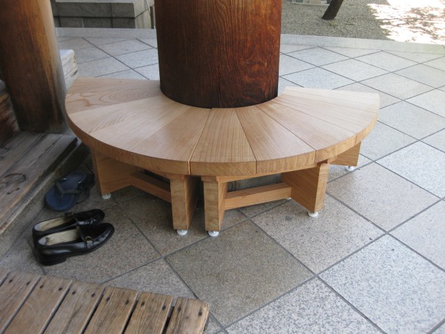 一心寺の丸いベンチ