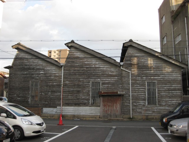 泉大津市,三角屋根の工場