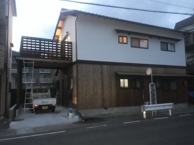 木製バルコニー，杉板張り，リボスタヤエクステリア
